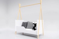 lozeczko tipi tapczanik 140 70 z barierka bialo sosna.jpg