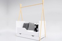 lozeczko tipi tapczanik 140 70 z barierka i szuflada bialo sosna.jpg