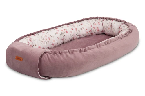 Kokon dla niemowlaka w kwiaty