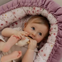 Kokon dla niemowlaka w kwiaty